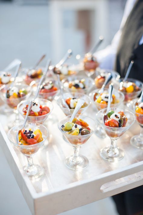 Cocktail Hour Food, Salad Appetizer Cups, Wedding Cocktail Hour, Unique Appetizers, Wedding Appetizers, Appetizer Salads, Wedding Cocktail, Brunch Wedding, Food Display