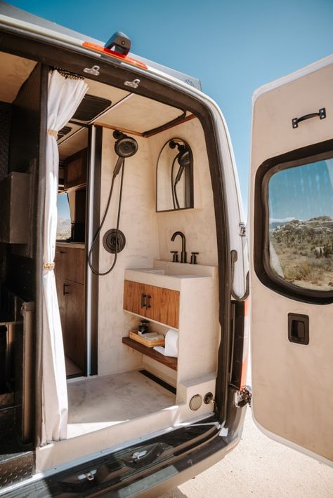 Bus Decor, Husbil Makeover, Petit Camping Car, Van Inspiration, Converted Vans, Camper Interior Design, Tiny House Camper, Camper Van Life, Van House