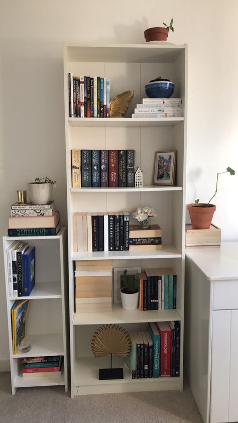 Aesthetic Room Setup Ideas, Organizer Shelf Ideas, Bedside Table Ideas With Storage, Bedroom With Desk And Bookshelf, Bookshelf In Room Aesthetic, Bookshelf Inspiration Ideas Bedroom, Book Organization Ideas Small Spaces, Bookshelf Next To Desk, Bookshelf Inspo Bedroom