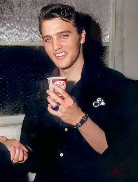 Elvis Smile, Elvis Presley Quotes, Elvis Presley Videos, Elvis Presley Movies, King Elvis Presley, Elvis Presley Images, Young Elvis, Elvis Presley Pictures, Hollywood Men