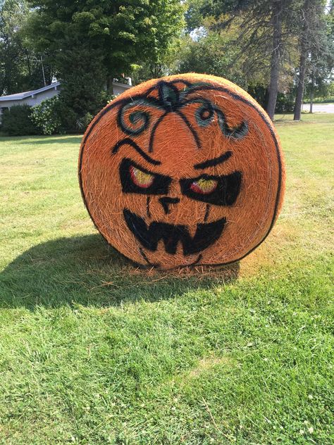 Hay Bale Fall Decor, Hay Bale Painting, Hay Bale Fall, Painted Hay Bales, Hay Bale Decorations, Hay Bale Ideas, Hay Bale Art, Lantern Painting, Fall Backdrops