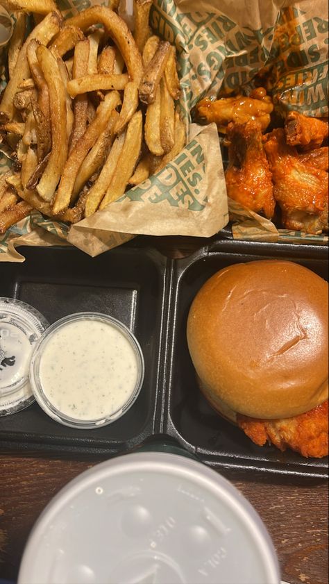 Wing Stop Chicken Sandwich, Wing Stop, Food Therapy, Chief Keef, Chicken Sandwich, Scenery Wallpaper, I Love Food, Good Eats, Love Food