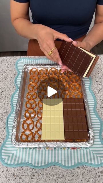 cookingyumm on Instagram: "Chocolate Pretzel Bark 🍫🥨  You will need:  Mini pretzels chocolate bars (white, milk, dark) your choice  candies, chocolates, any toppings of your choice sprinkles, nonpareils  Arrange mini pretzels on parchment paper placed over the baking pan, then cover with chocolate bars. Heat/bake on 175°F for 10-12 minutes until the chocolate has melted.  Remove the pan from the oven and swirl the chocolate with an offset spatula or knife; add your toppings, lightly pressing the larger pieces into the chocolate.  Place the pan into the freezer for 10-15 minutes until the chocolate sets. Remove from the freezer, break into pieces, package/serve or enjoy!🍫  Recipe by @the.shaba.kitchen  #chocolate #chocolatebark #pretzels #baking #holidaybaking #chocolates #holidays #choc Chocolate Covered Pretzel Bark, Chocolate Covered Pretzels For Christmas, Candy Covered Pretzels, Chocolate Pretzel Cake, Melting Chocolate Ideas, White Chocolate Pretzels Christmas, Christmas Chocolate Bark Ideas, White Chocolate Bark Ideas, Fall Chocolate Bark