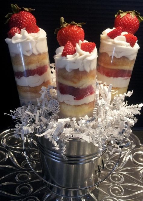 best-cake-push-pops Strawberry Shortcake, strawberry whipped cream shortcake cake push pops are the best! Push Pops Recipes, Push Pop Desserts, Push Cake, Cake Push Pops, Push Up Pops, Savory Cakes, Shortcake Cake, Buckwheat Cake, Strawberry Whipped Cream