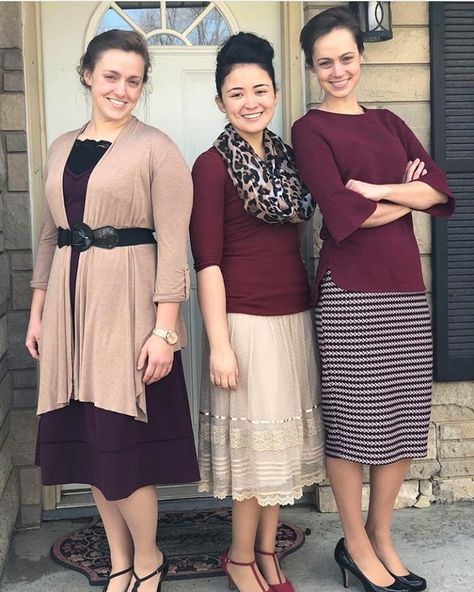 Beautiful and Modestly dressed ladies 😍 Apostolic Fashion Fall, Modestly Dressed, Girlie Clothes, Feminine Things, Modest Classy, Convention Outfits, Sunday Fashion, Farm Fashion, Lady Clothes