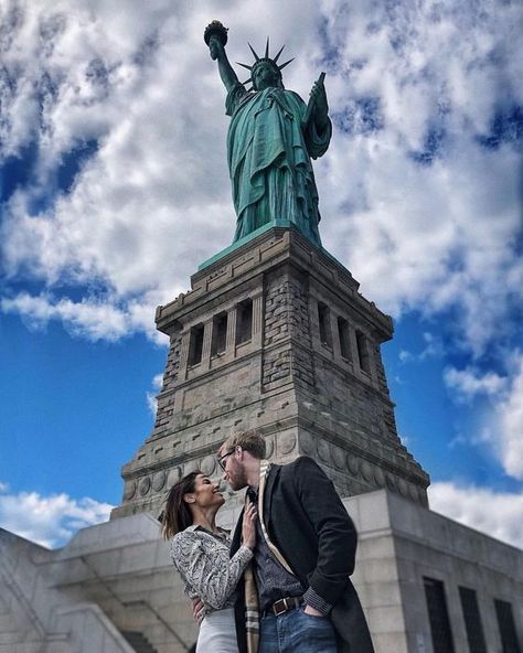 New York Couples Trip, Statue Of Liberty Photoshoot, Statue Of Liberty Photo Ideas, 2025 Love, New York Couple Pictures, In Love In New York, Nyc Instagram Pictures, Nyc Photoshoot Ideas, New York Photo Ideas