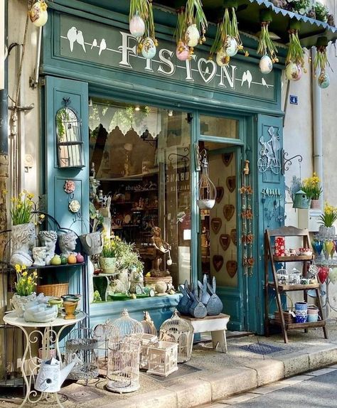 Vintage Store Ideas, Georgiana Design, French Buildings, French Boutique, Flower Shop Design, Decoration Vitrine, Shop Facade, Beach Music, Craft Booth Displays