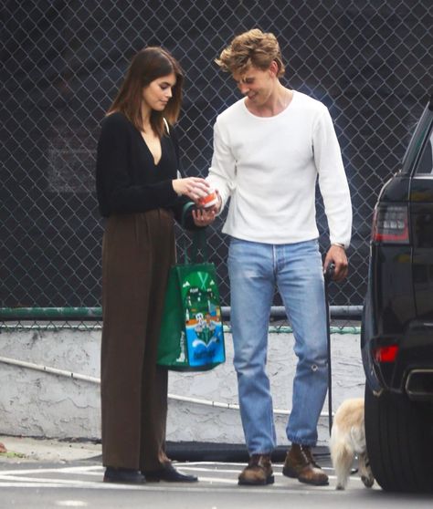 Levis 501 Outfit, 501 Outfit, Kaia Gerber Street Style, Butler Outfit, Mens Casual Dress Outfits, Mens Outfit Inspiration, Americana Fashion, Austin Butler, Kaia Gerber