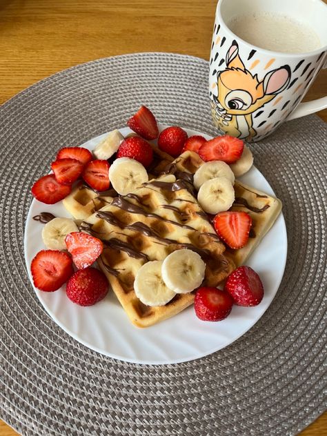 Waffles 🧇 with Nutella, banana 🍌 and strawberries 🍓 Waffles With Nutella, Banana Waffles, Strawberry Waffles, Nutella, Strawberries, Healthy Snacks, Waffles, Good Food, Snacks