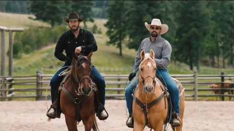 How The Real Cowboys On Yellowstone Taught The Fake Ones How It's Done Jefferson White, Stunt Woman, Bohemian Men, Cole Hauser, Real Cowboys, Divine Masculine, Horse Trainer, Riding Lessons, Faith Hill