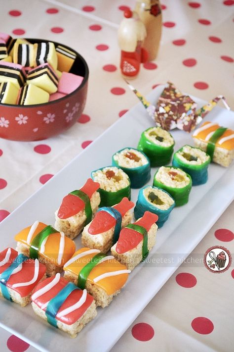 Sweet Sushi!! I love this idea for kids parties. so original and clever Jt Birthday, Caramel Chex, Candy Sushi, Dessert Sushi, Japanese Party, Baked Caramel, Japanese Birthday, Sushi Party, Fruit Roll