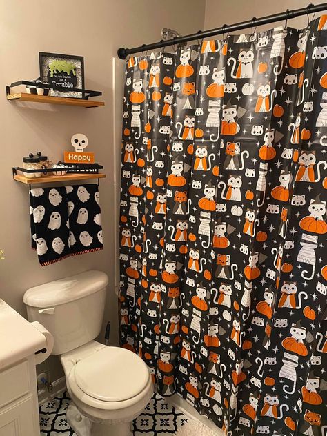 Halloween Themed Bathroom, Halloween Decorations Bathroom, Horror Bathroom, Halloween Apartment, Creative Teachers Gifts, Halloween Bathroom Decor, Rosé Halloween, Aesthetic Bath, Football Decor