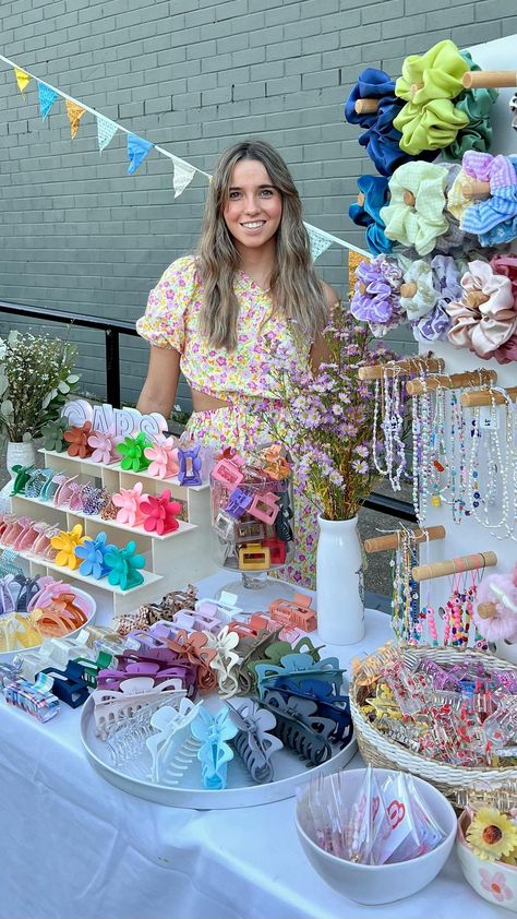 Bazar Display Ideas, Cute Market Display, Hair Clip Display Ideas Craft Fairs, Market Day Stall Ideas, Bracelet Market Display, Bracelet Stand Display, Small Business Display Ideas, Instagram Shop Ideas, Flea Market Set Up Ideas