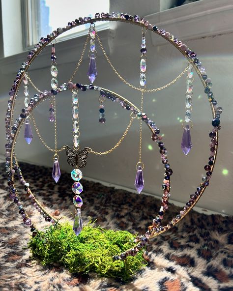 I just want to keep this to myself 😭💜✨ I love it so much. But that would be a disservice to the person who may be meant to have it & I can thoroughly enjoy its energy until that day 🥹 I found this double ring stand & knew immediately I wanted to expand off of it. Once I began, there was simply no stopping me. I worked on it for about 4 days & I loved every moment of it. Most art, the artist never knows when to finish or if it’s ever truly finished. And while naturally, I’m still thinkin... Diy Bead Suncatcher, Hanging Crystals Diy, Fairy Garden Bedroom, Crystal Suncatchers Diy, Seed Bead Bracelets Tutorials, Wind Chimes Homemade, Glass Bead Crafts, Fairytale Decor, Diy Suncatchers