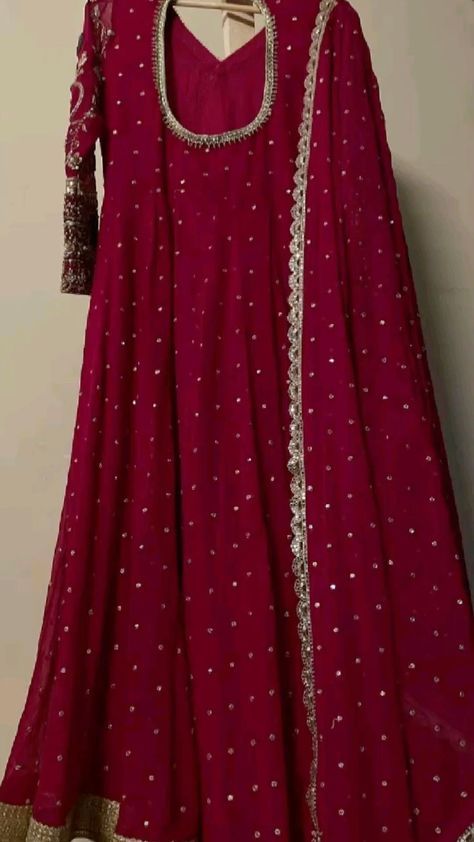 Maroon Pakistani Dress, Barat Dress, Emmy Red Carpet, Maroon Anarkali, Red Anarkali Suits, Desi Fits, Simple Dress Casual, Emmys Red Carpet, Same But Different