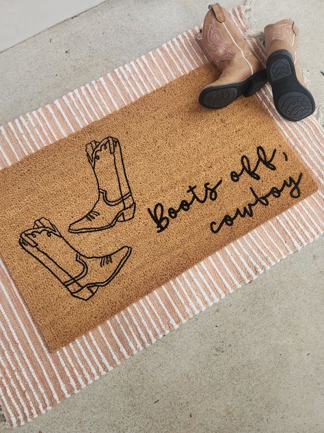 Boots off cowboy! I love this design and think it is the perfect welcome mat for the ranch.  The doormats are 100% coir with a sturdy rubber backing. I handpaint and seal the mats for protection. The doormats are 18x30". Normal Processing orders will ship within 3-7 days with 2-5 day ground advantage shipping.  If you need your order rushed, please select rush in the drop down menu. Your mat will ship next business day and will be shipped priority mail. Each mat is unique. Fibers may be thicker Ranch House Porch Decor, Western Home Decor Apartment, Apartment Decorating Country, Western Style House Decor, Simple Country Decor, Western Mudroom Ideas, Western Apartment Decor Kitchen, Apartment Western Decor, Wyoming Home Decor