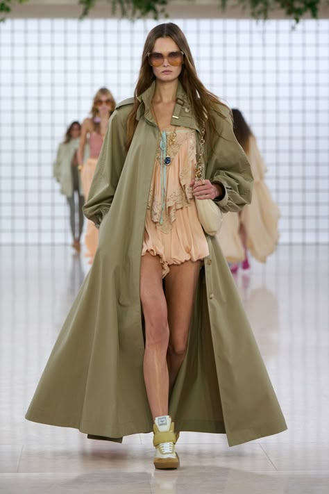 Chloe Spring/Summer 2025 - Chloe S25 - 43 Long Sleeve Flowy Maxi Dress, Earthy Luxury, Outerwear Outfits, Realistic Outfits, Casual Fashion Outfits, Paris Street Style Spring, Cloth Designs, Chloe Fashion, Copenhagen Street Style