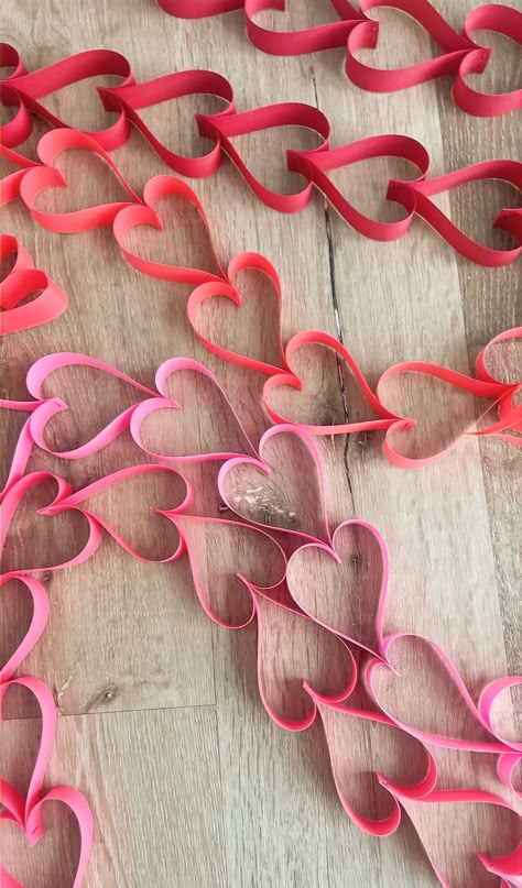 Heart Paper Garland Diy, Diy Garland Valentines Day, Valentines Day Paper Chain, Paper Heart Chain Diy, Diy Decoration For Birthday, Construction Paper Valentines Decor, Valentine’s Day Homemade Decor, Valentines Day Home Made Decorations, Valentines Paper Garland