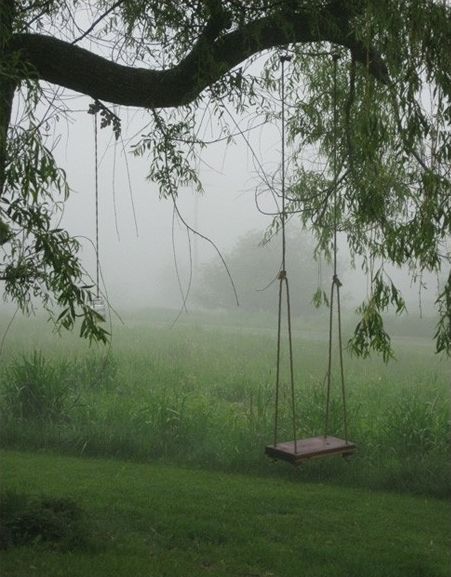 Eye For Design: Simple Luxuries.....Decorating With Swings Foggy Day, Tree Swing, The Secret Garden, Alam Yang Indah, The Grass, Design Simple, Country Living, Country Life, Farm Life