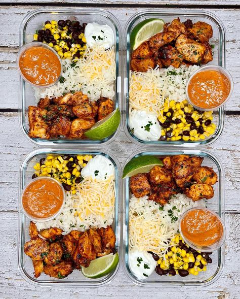 Chipotle Chicken Meal Prep Ideas 🌶️🐓 It’s #TotallyChipotleDay so I thought I’d show off a few of my delish Chipotle chicken meal prep bowls! ENJOY! 🌶️ Chipotle Chicken & Rice Bowls ⬇️ Weight Watchers Points 👉🏼 10 Calories 👉🏼 522 Protein 👉🏼 26g 🌶️ Honey Chipotle Chicken Bowls ⬇️ Weight Watchers Points 👉🏼 12 Calories 👉🏼 482 Protein 👉🏼 22g 🌶️ Copycat Chipotle Chicken Burrito Bowls ⬇️ Weight Watchers Points 👉🏼 8 Calories 👉🏼 365 Protein 👉🏼 17g Meal prepping is what holds yourself accountab... Diana’s Delish Dishes, Nurses Lunch, Rice Chicken Bowl, Chipotle Chicken And Rice, Chicken And Rice Bowls, Chipotle Chicken Bowl, Husband Lunch, Honey Chipotle Chicken, Easy Meal Prep Lunches