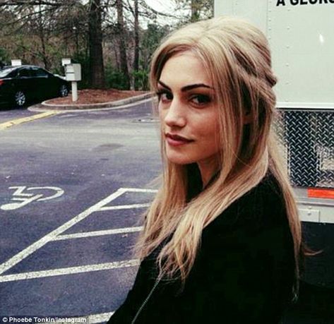 Blonde ambition! Phoebe Tonkin swaps her glossy brunette locks for Gone Girl cornflour tre... Tvdu Cast, Tvd Universe, Gone Girl, Phoebe Tonkin, Long Blonde, Long Blonde Hair, Girl Crushes, Riverdale, Look Cool