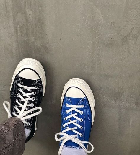 Mismatched Shoes Aesthetic, Mismatched Shoes Outfit, Mismatched Shoes, Converse 70, High Top Converse Outfits, Converse Vintage, Chuck Taylor 70, Custom Sneakers Diy, Nike Air Shoes