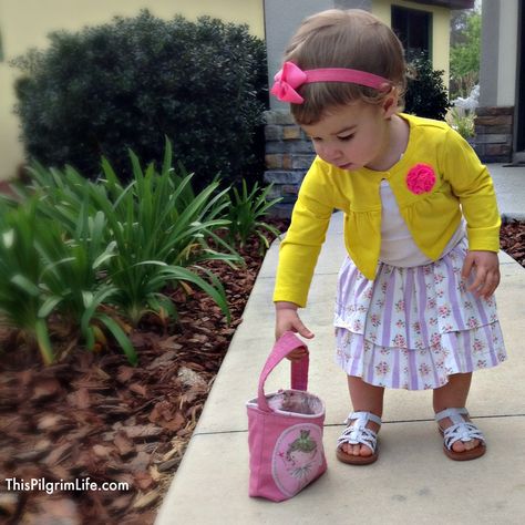 An easy step-by-step tutorial to make a simple purse for a toddler. AND a GIVEAWAY to win a toddler purse and quilted doll blanket! Diy Purse For Toddler, Pilgrim Life, Diy Purse Organizer, Simple Purse, Toddler Purse, Doll Blanket, Purse Sewing Patterns, Kids Purse, Purse Tutorial