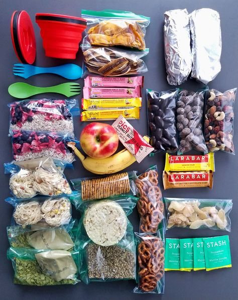 Backpack Lunch Ideas, Food To Take On A Plane, Plane Snacks, Dehydrated Recipes, Healthy Travel Food, Airplane Snacks, Healthy Travel Snacks, Chocolate Covered Raisins, Airplane Food