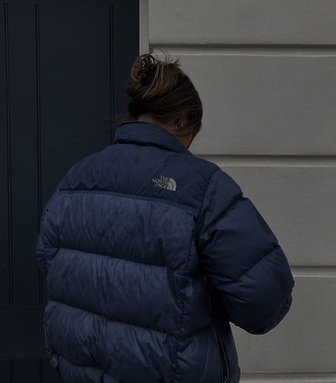 Dark Blue North Face Puffer, Dark Blue Puffer Jacket Outfit, Navy Puffer Jacket Outfit, Navy Blue Puffer Jacket Outfit, Short Puffer Jacket Outfit, Navy Blue Jacket Outfit, Puffer Jacket Outfit Aesthetic, Blue Puffer Jacket Outfit, North Face Aesthetic