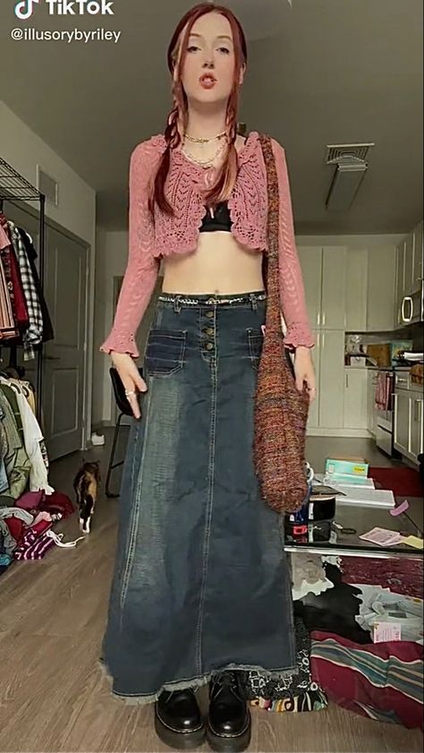 Demin Long Skirt, Maxi Skirt Denim Outfit, Maxi Demin Skirt Outfits, Maxi Demin Skirt, Y2k Maxi Skirt Outfit, Jean Skirt Outfits Aesthetic, Long Demin Skirt Outfit Y2k, Jean Long Skirt Outfits Y2k, Y2k Long Skirt Outfit