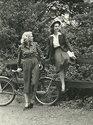 Love this shot from the 1940s featuring 2 looks with high-waisted trousers and 40s hair...gives me a glimpse of what my grandma would have looked like in her twenties. 40s Mode, Vintage Foto's, Fashion 1940s, Look Retro, 40s Fashion, Retro Mode, Photo Vintage, Vestidos Vintage, 1940s Fashion