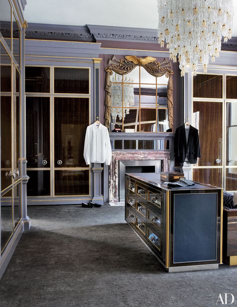 Opulent luxury in the husband's Dressing Room / Wardrobe of this London mansion... Dressing Interior Design, Modern Aristocrat, Walk In Closet Luxury, Corner Wardrobe Closet, Walk In Closet Ideas, London Mansion, Organizing Walk In Closet, Built In Dresser, Dressing Room Closet