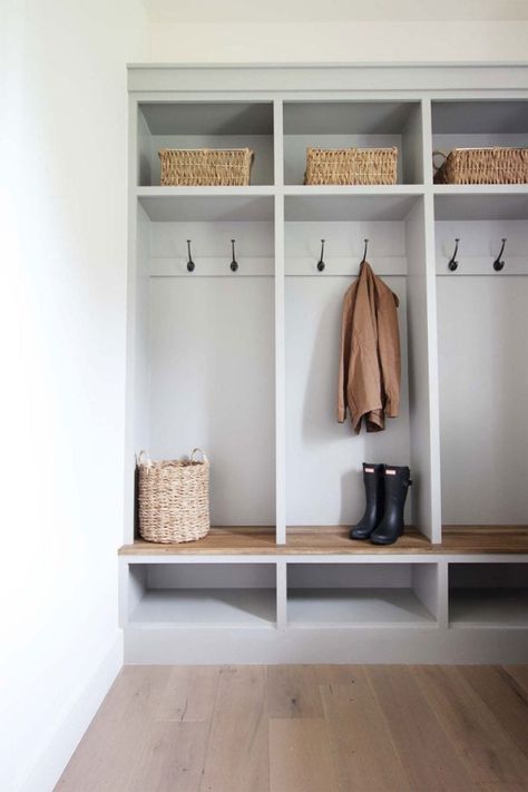 White Oak Bench, Small Mudroom Ideas, Farmhouse Mudroom, Built In Lockers, Diy Locker, Ideas Entryway, Mudroom Lockers, Mudroom Entryway, Mudroom Decor