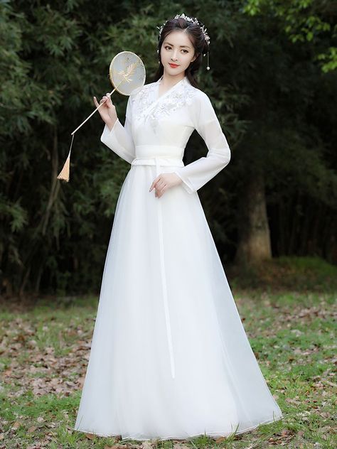 Tgcf Oc, Chinese Hanfu Princesses, Akad Dress, Sumerian Civilization, Chinese Dressing, Chinese Dress Modern, Chinese Fancy Dress, Traditional Asian Dress, Ancient Chinese Dress