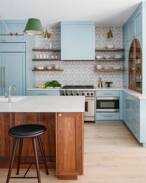 Minimalist Kitchen Backsplash, Eclectic Kitchen, Fireclay Tile, Aesthetic Kitchen, Blue Cabinets, Hand Painted Tiles, Cozy Farmhouse, Pink Kitchen, Stunning Kitchens