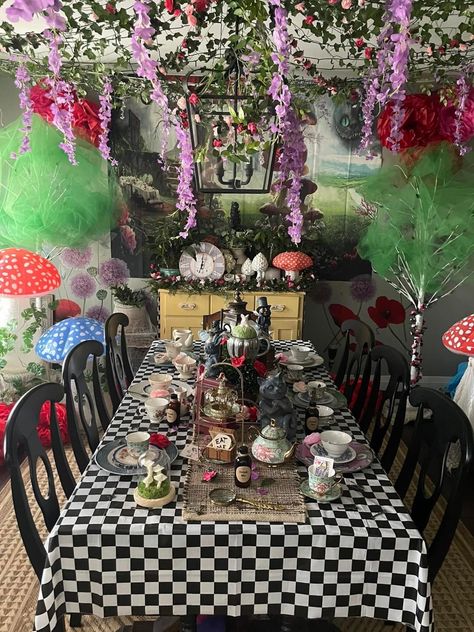 Mad Hatter Tea Party Halloween, Mad Hatters Party Ideas, Table Decorations Alice In Wonderland, Alice Wonderland Theme Party, Alice In Wonderland Tea Party Table Set Up, Diy Mad Hatter Tea Party Decorations, Mad Tea Party Birthday, Allison In Wonderland Party, Alice In Wonderland Tea Party Aesthetic Dark