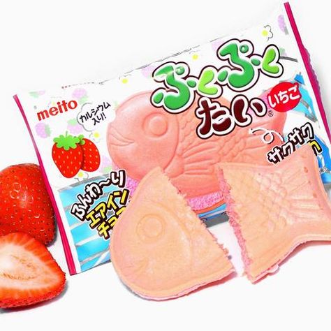 Snacks Japonais, Japanese Candy Snacks, Anime Studio, Japan Candy, Korean Snacks, Chocolate Snacks, Strawberry Chocolate, Strawberry Filling, Japanese Sweet