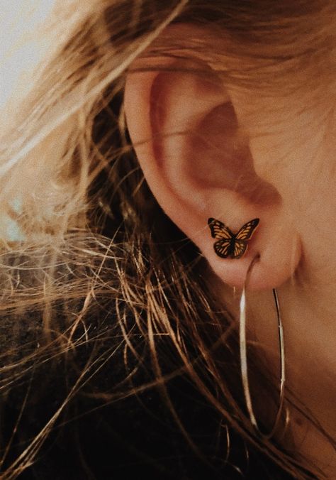 PINTEREST: OKPREACH ⚡️⚡️⚡️ Cute Ear Piercings, Body Chains, Diy Schmuck, Jewelry Inspo, A Butterfly, Tragus, Ear Jewelry, Piercing Jewelry, Cute Jewelry