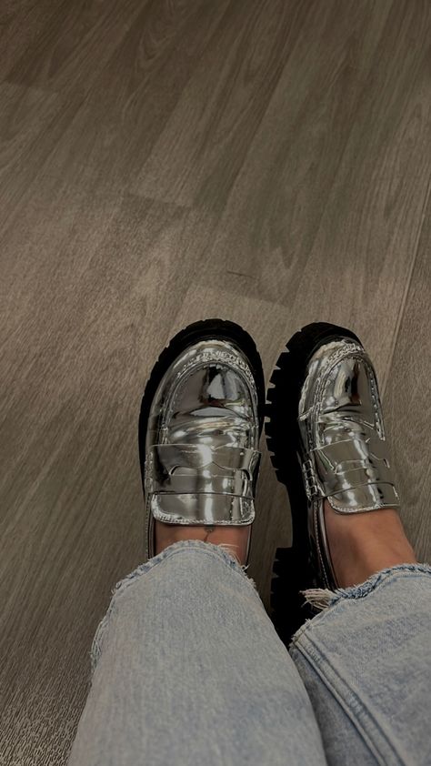 Silver Loafers Outfit Summer, Metallic Loafers Outfit, Silver Loafers Outfit, Silver Shoes Outfit, Mocassin Outfit, Loafers Outfit Summer, Chunky Loafers Outfit, Lazy Fashion, Silver Loafers