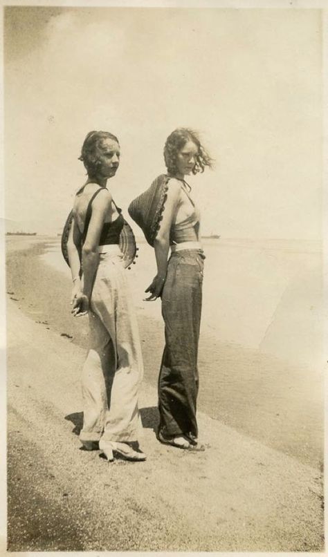 The Interwar Gender-Bending Glamour of the Beach Pyjama Fotografi Vintage, Look Retro, Vintage Life, Vintage Beach, Look Vintage, Vintage Pictures, Belle Epoque, Mode Vintage, Vintage Love