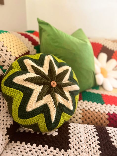 *This is a digital product.* This vintage inspired pattern will be sure to bring those retro vibes into your home! Thi is a crochet pattern for a pillow cover reminescent of those groovy 70's interior design trends. This is my first written pattern and so excited to share it with you! Vintage Crochet Pillow, 70s Crochet Pillow, 70’s Crochet Blanket, Mid Century Modern Crochet, 70s Crochet Patterns, Funky Crochet Patterns, Retro Crochet Blanket, 70s Crafts, Household Crochet