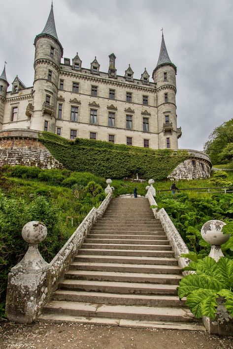 1800 Castle, Dunrobin Castle, Fantasy Settings, Era Victoria, Castle Scotland, Castle Mansion, Castle Aesthetic, Scotland Castles, Royalty Aesthetic