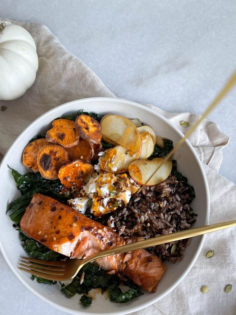 A fall inspired salmon salad featuring massaged kale, roasted sweet potato, wild rice, apples, goat cheese, and crispy salmon. Salmon Kale Sweet Potato, Salmon With Goat Cheese, Apple Salmon, Sweet Potato Wild Rice, Crispy Salmon, Flaked Salmon, Salmon Salad Recipes, Massaged Kale, Chicken Chopped Salad