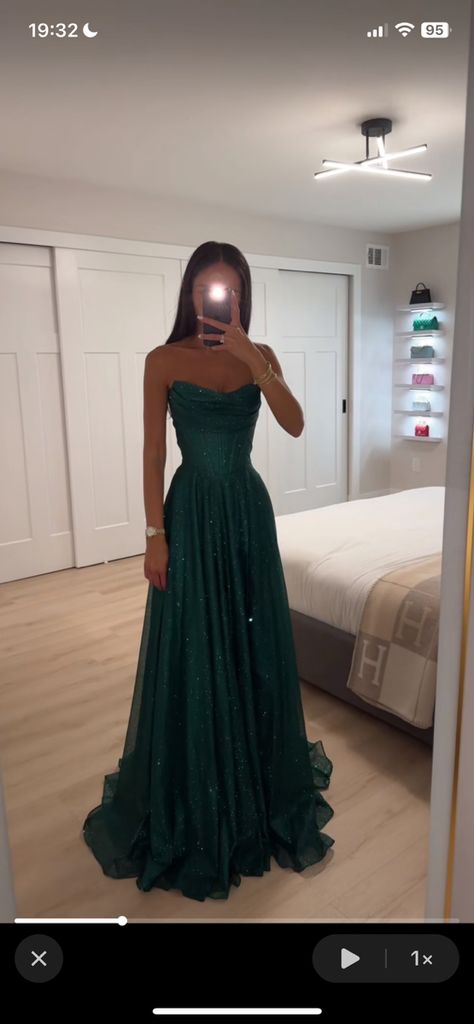 Prom Dress 2027, Elegant Green Dress Prom, Prom Dress For Bigger Chest, Emerald Green Flowy Prom Dress, Prom Dresses For Green Eyes, Grad Dress 2023, Prom Dresses Midsize Girl, Grad Dresses Emerald Green, Snowball Dresses Long