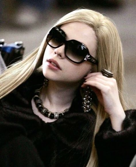 gossip girl , it girl , upper east side Michelle Trachtenberg, Gossip Girl Episodes, Georgina Sparks, Hollaback Girl, Jenny Humphrey, 2024 Aesthetic, Perfect Face, Nyc Aesthetic, Character Inspo