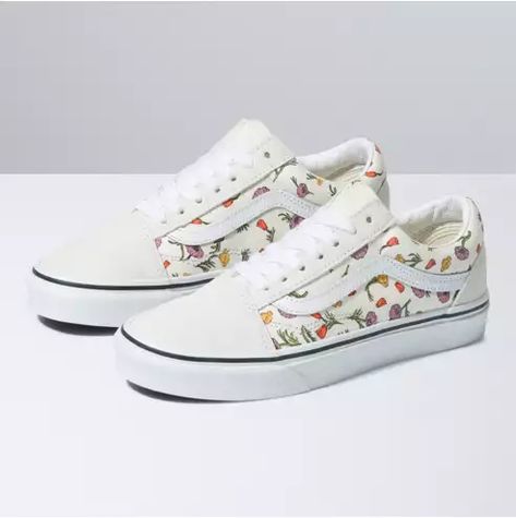 Classics - Original Shoe Style for All | Vans Vans Old Skool Style, Vans Floral, Vans Tennis Shoes, Vans Vintage, Vans Store, Blue Vans, Sneakers Vans, Vans Black And White, Flowers Color