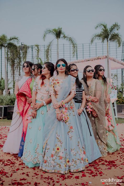 Wedding Photo Poses With Friends, Wedding Poses Indian Friends, Bride Group Poses, Wedding Poses With Friends, Bride And Friends Photo Ideas, Wedding Friends Photo, Bride Friends Photography, Mehendi Poses For Bride With Friends, Poses With Bride