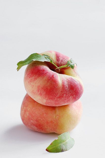 donut peaches... (Best Peaches EVER!) I WILL ADD IF YOU HAVE NEVER HAD ONE PUT IT ON YOUR BUCKET LIST Donut Peaches, Donut Peach, Coconut Balls, Peach Art, Peach Fruit, Fruit Photography, Beautiful Fruits, Peaches Cream, Fruit Garden