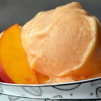 5-Minute Healthy Peach Frozen Yogurt Recipe Peach Frozen Yogurt Recipe, Peach Frozen Yogurt, Peach Yogurt, Ice Cream Alternative, Frozen Yogurt Recipes, Frozen Dessert Recipe, Just A Taste, Peach Recipe, Cream Desserts