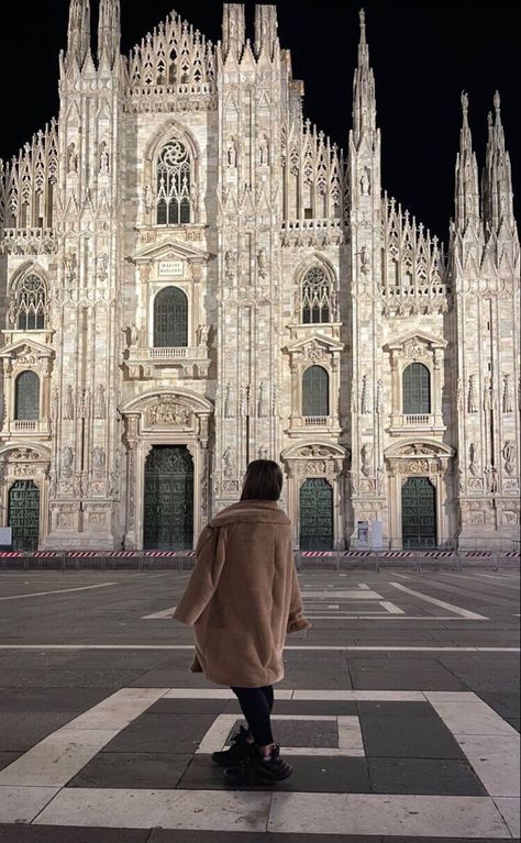 Milan Lifestyle, Milan Aesthetic, Rich Forever, Hp Sauce, Milan Travel, Italy Vibes, Hong Kong Movie, Couple Picture, Pose Idea